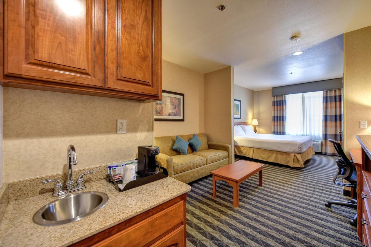 Holiday Inn Express Hotel & Suites Manteca By Ihg Oda fotoğraf